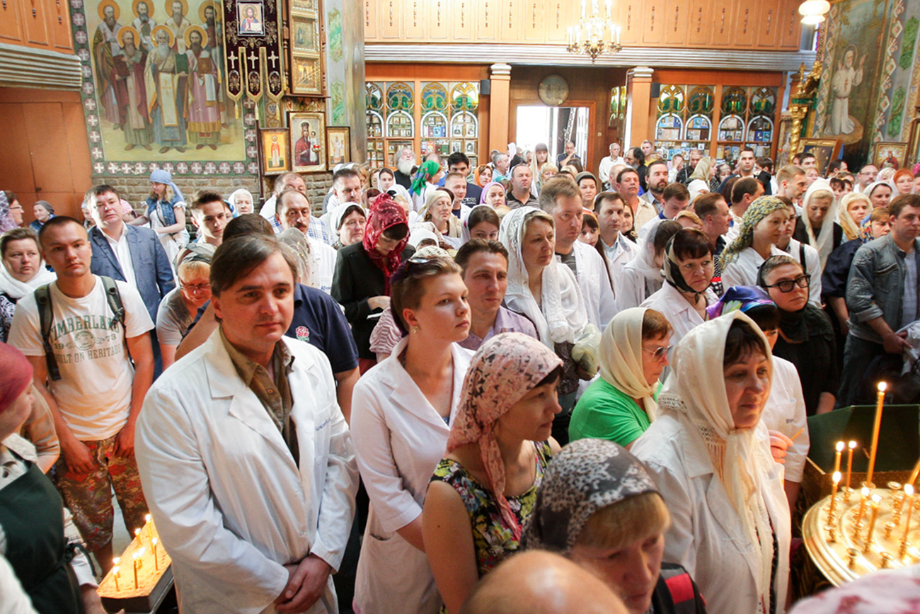 Традиционално освећење медицинских мантила уочи Дана сећања на Светитеља Луку архиепископа Симферопољског и Кримског 10. јун 2015. 