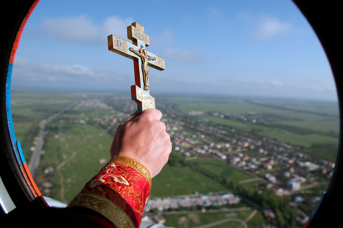 Padre ortodoxo benze território da Crimeia a partir de um helicóptero Mil Mi-8