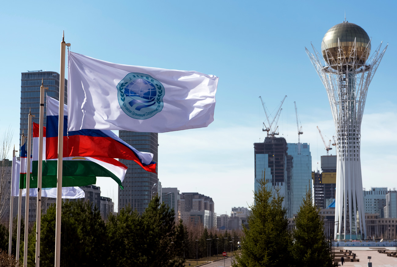 Zastava Šanghajske organizacije za sodelovanje in držav članic v Astani v Kazahstanu, kjer včeraj in danes poteka vrh organizacije.