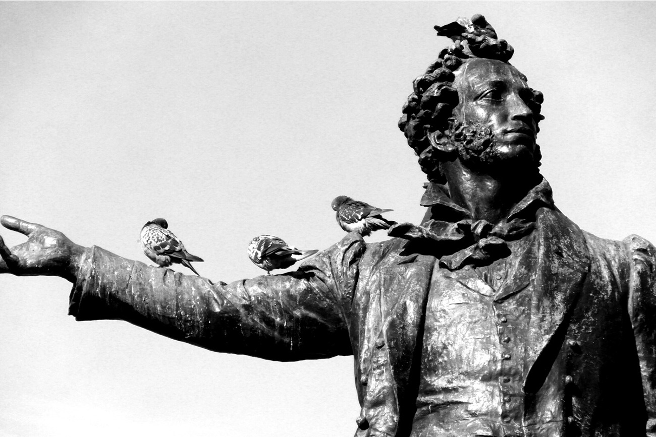 A San Pietroburgo Pushkin è adorato non solo dai pietroburghesi ma anche dai... piccioni!