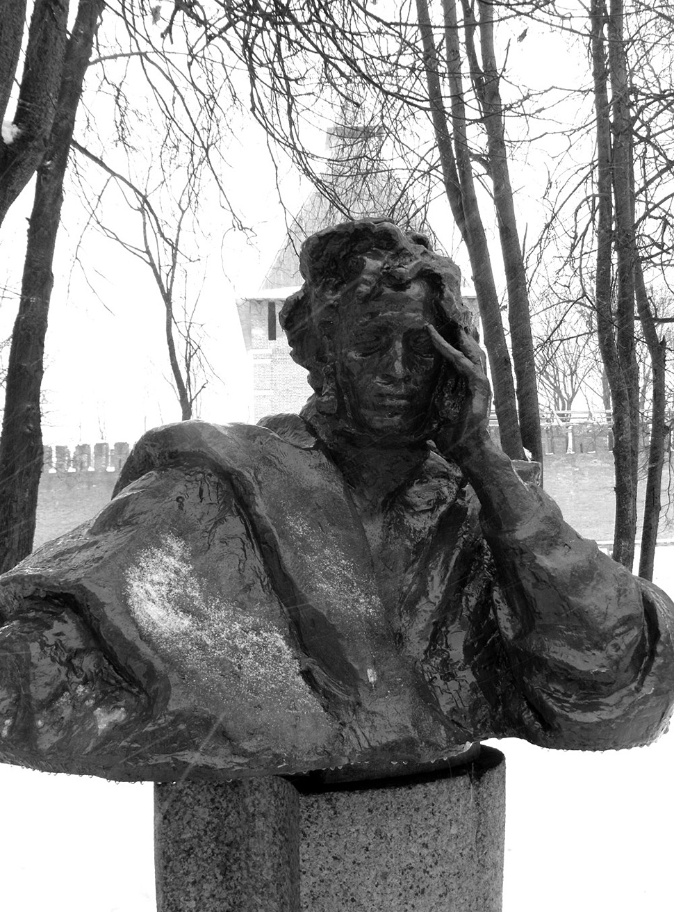 Smolensk, région de Smolensk : Derrière les remparts du kremlin se dresse le buste songeur de Pouchkine.
