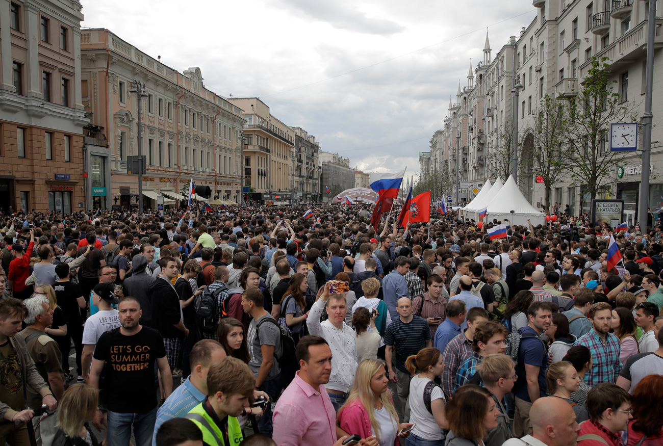 反汚職デモの参加者、モスクワ＝