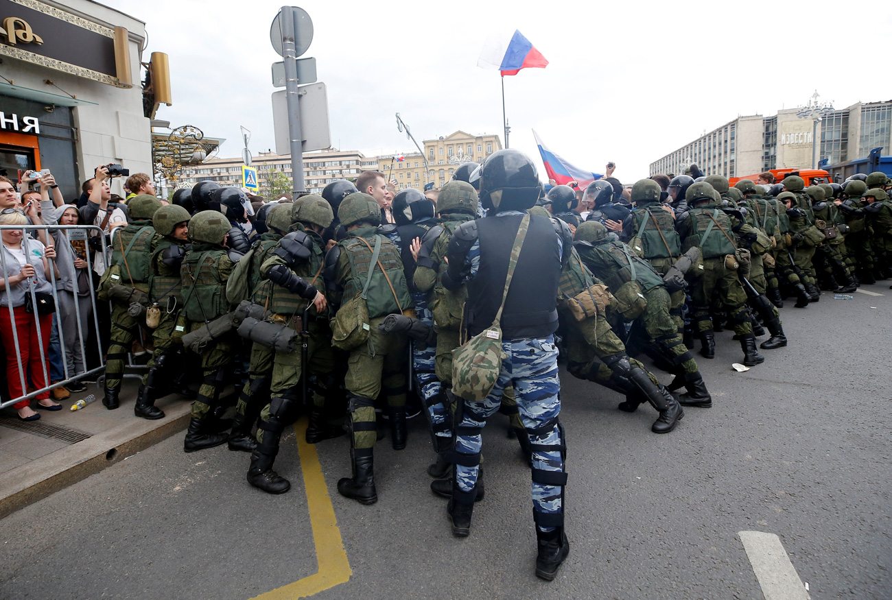 Servicemen of the Russian National Guard push people back onto sidewalks during an anti-corruption protest organised by opposition leader Alexei Navalny, on Tverskaya Street in central Moscow, Russia June 12, 2017.