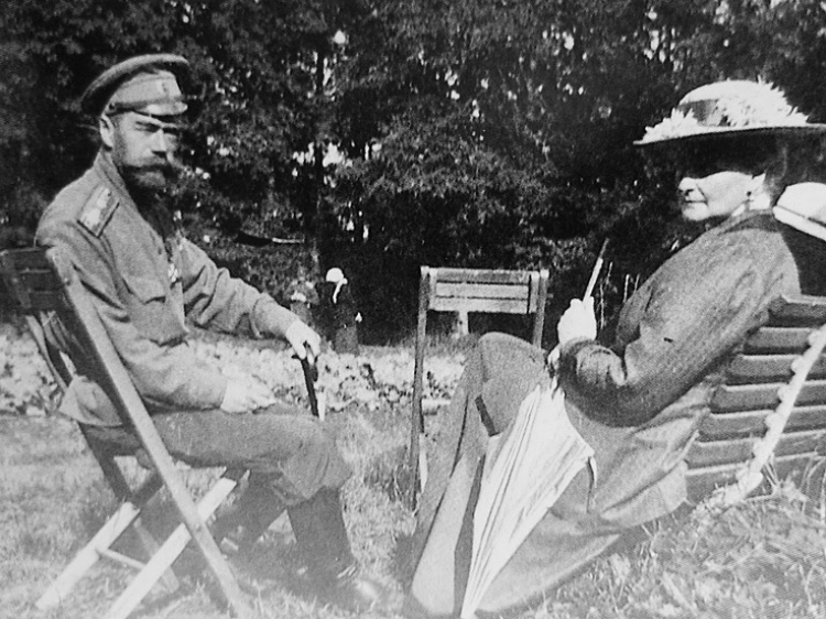 « Il a plu dans la nuit et la journée a été considérablement plus fraîche. Pendant la journée, nous avons travaillé sur un petit chemin ; nous avons abattu et scié deux petits sapins. Alix [c’est ainsi que Nicolas appelait son épouse Alexandra] s’est assise avec nous dans la forêt. Après le dîner, le couple Benckendorff nous a rendu visite », écrit le tsar le 23 juillet 1917.