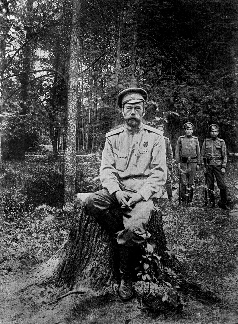 Nicolás II en el jardín del palacio de Alejandro. 