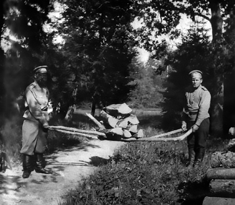 Selon différents mémoires et son propre journal, le tsar Nicolas était obsédé par l’exercice physique et couper les arbres faisait partie de ses activités préférées. Il aimait également jardiner et cultiver des légumes. Sur la photo: Nicolas II avec l’un des soldats du régiment de fusiliers de la Garde.