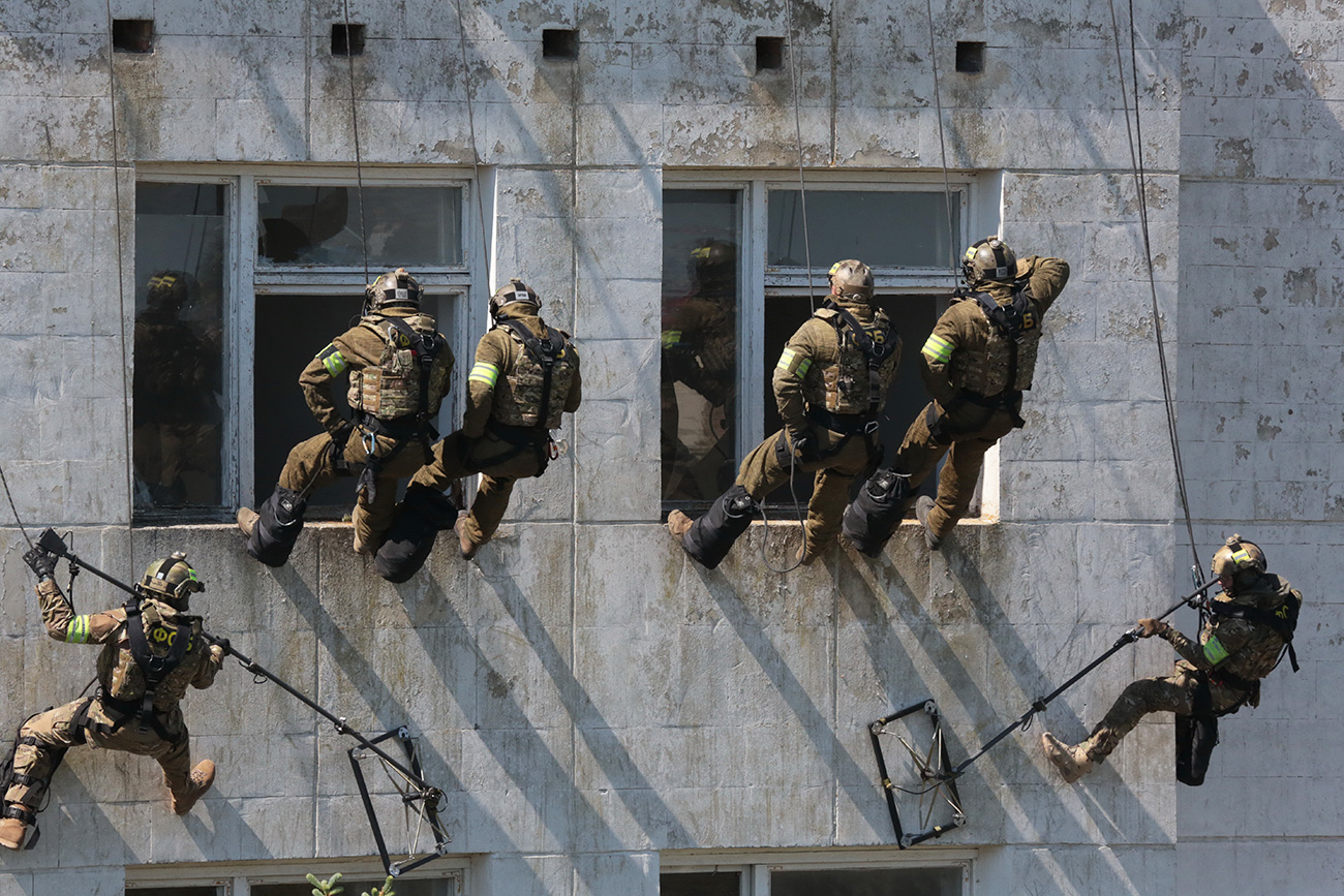 Припадници на руската Федерална служба за безбедност (ФСБ) во текот на вежба за ослободување заложници во Евпаторија.