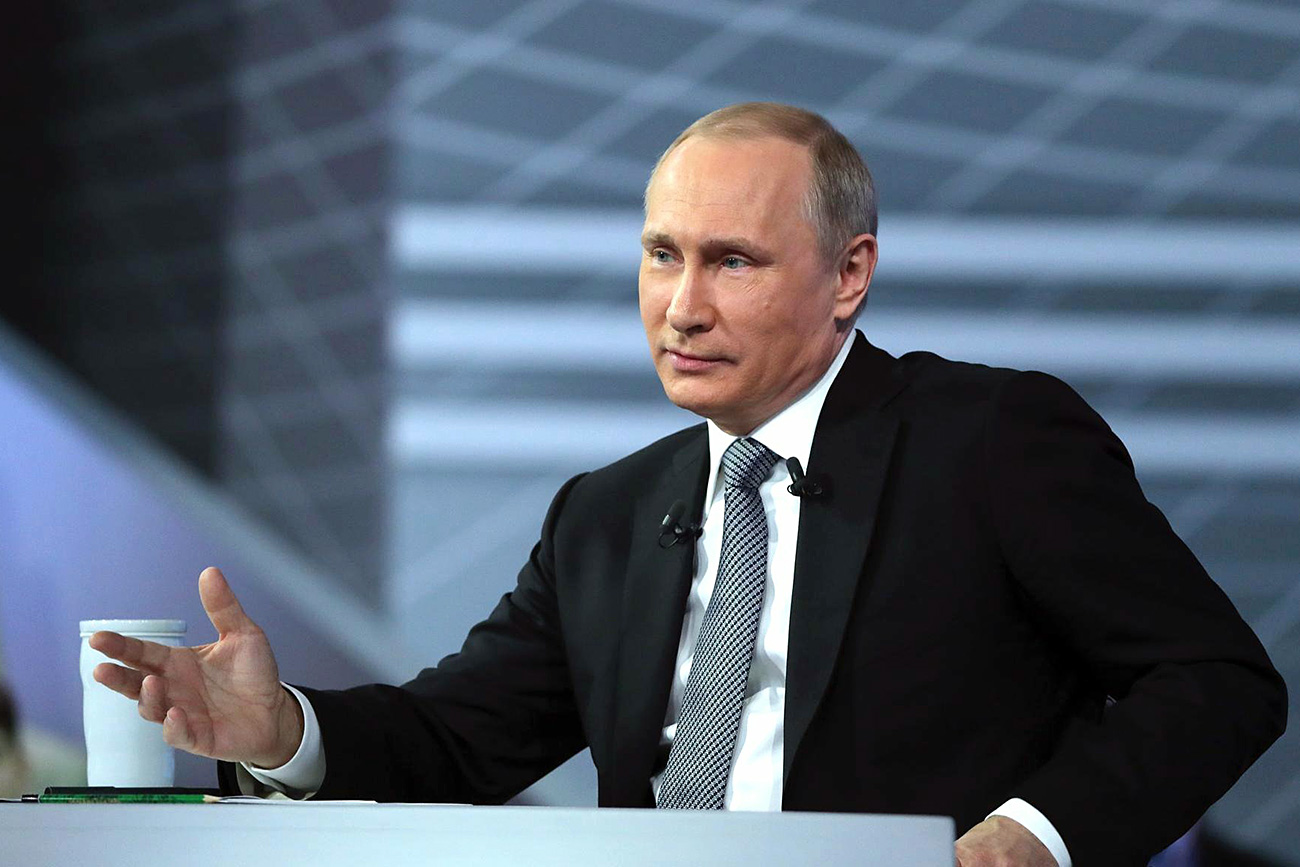 Претседателот на Русија во текот на Директната линија.