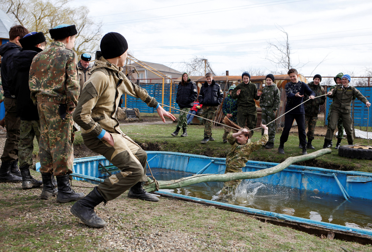 Zum Training gehören auch echte Bootcamps mit Wasserhindernissen und Schwimmstrecken.