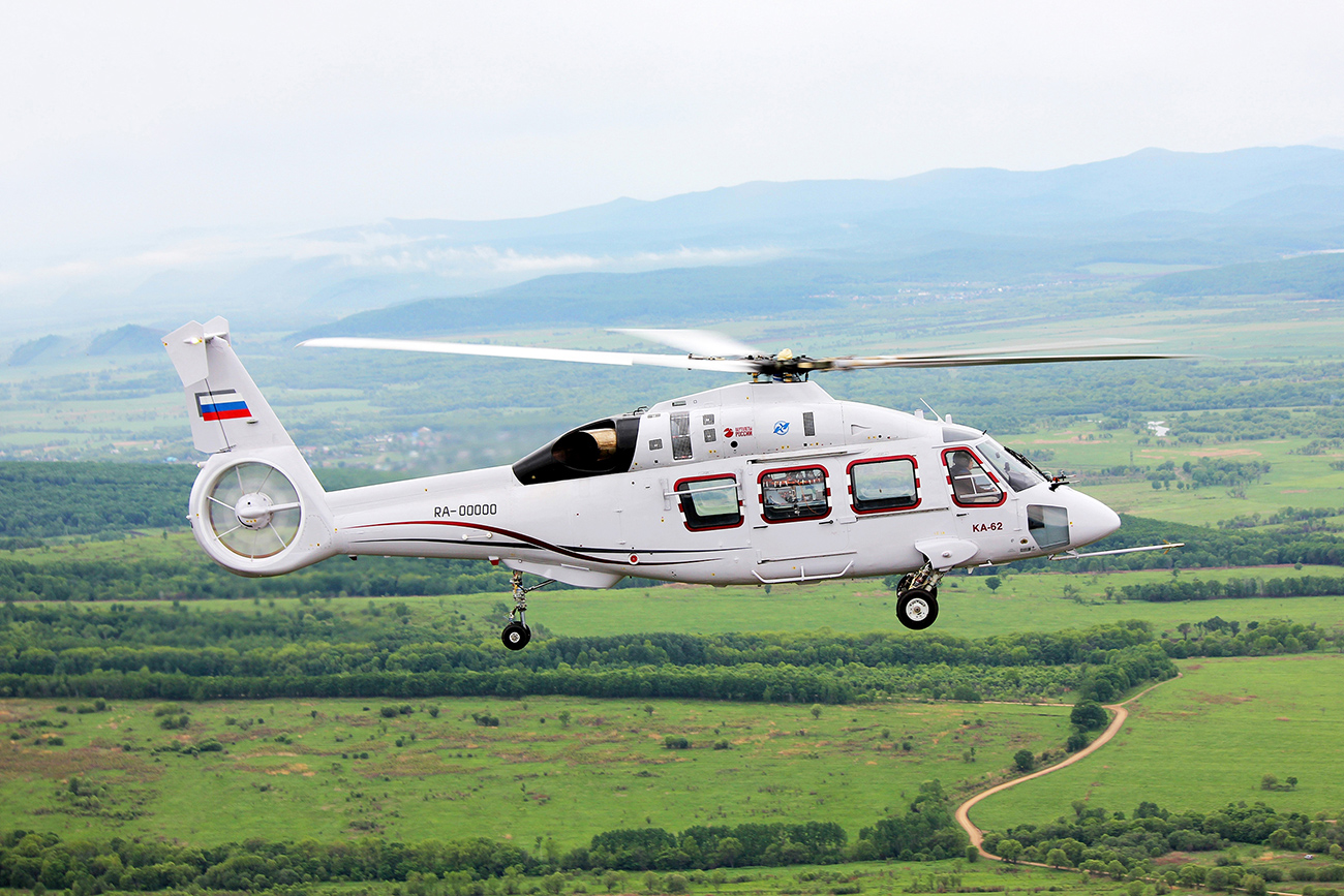 Helicóptero Ka-62 em seu primeiro teste de voo