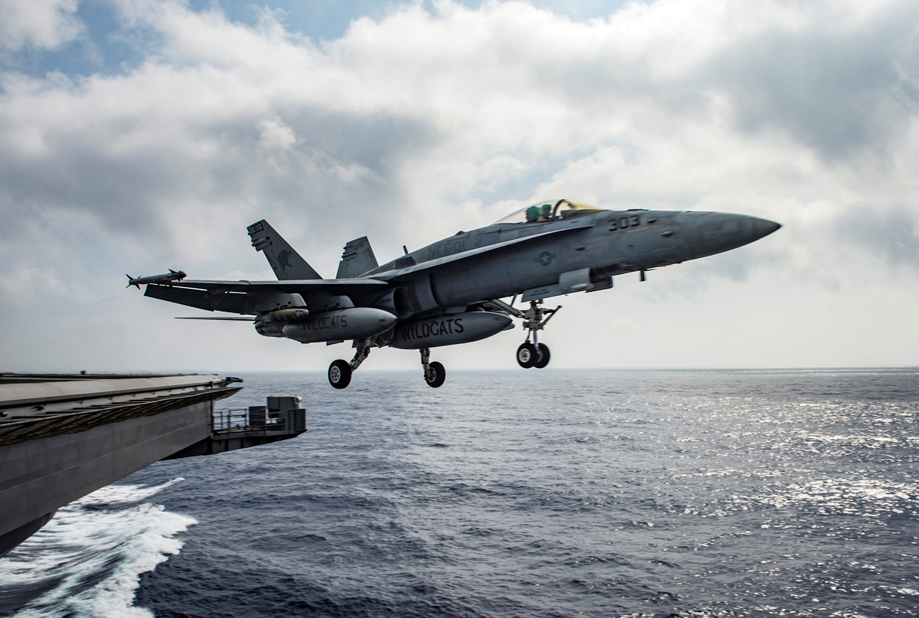 FILE PHOTO: US-Kampfjet startet vom Flugzeugträger USS Dwight D. Eisenhower im Mittelmeer 