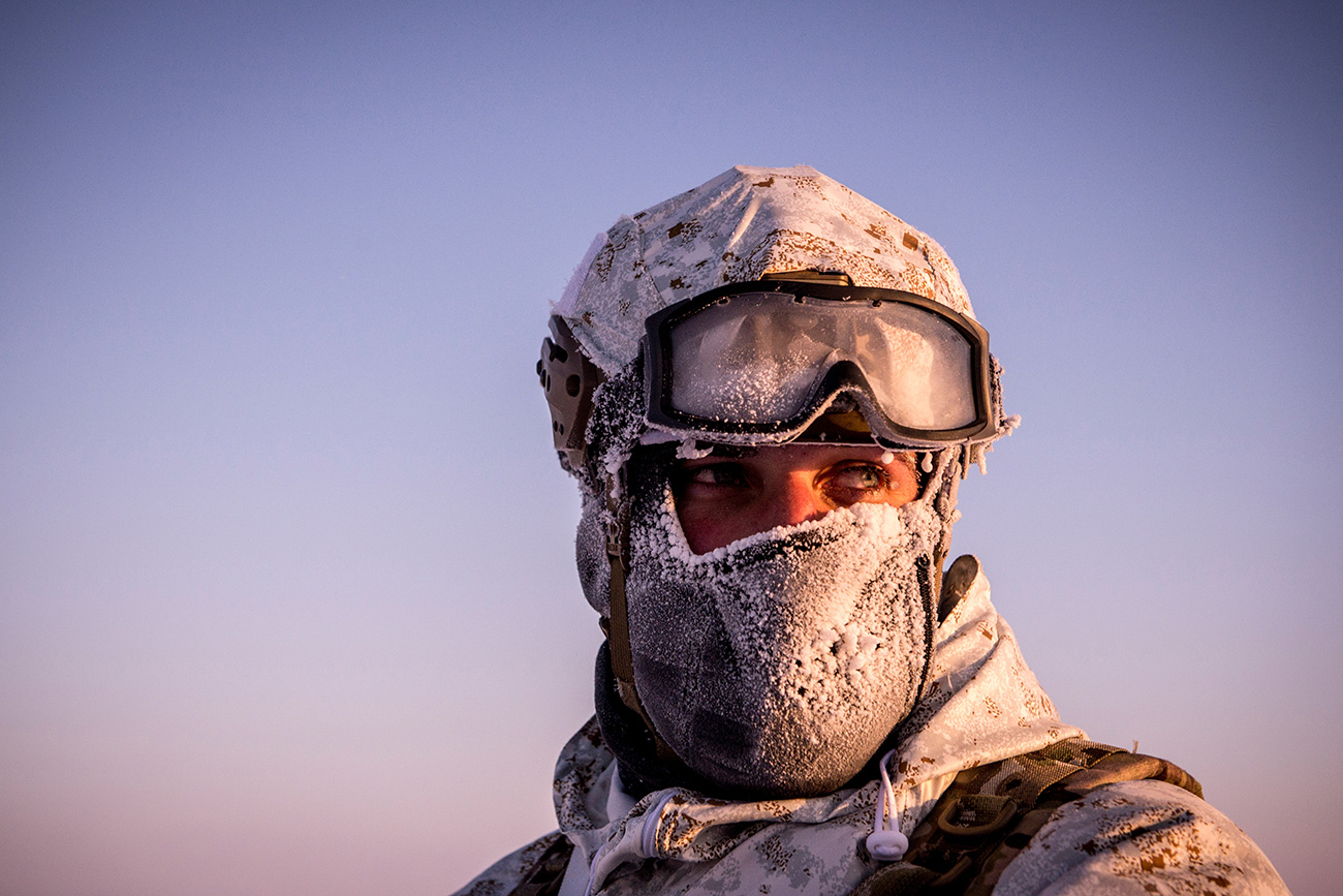 Membro de unidade de operações especiais durante manobras perto do Polo Norte