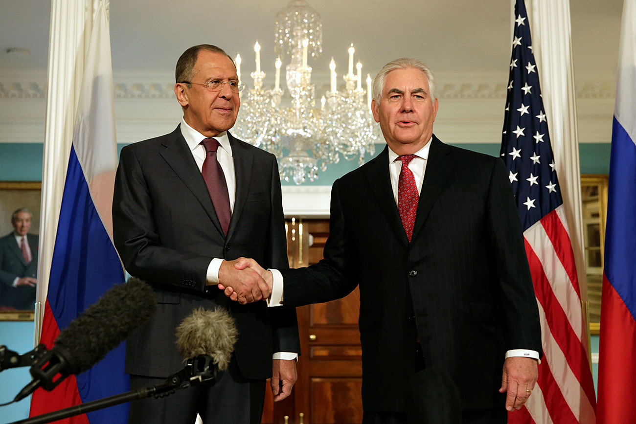 Tillerson (dir.) cumprimenta chanceler russo Serguêi Lavrov antes de reunião no Departamento de Estado dos EUA, em maio passado