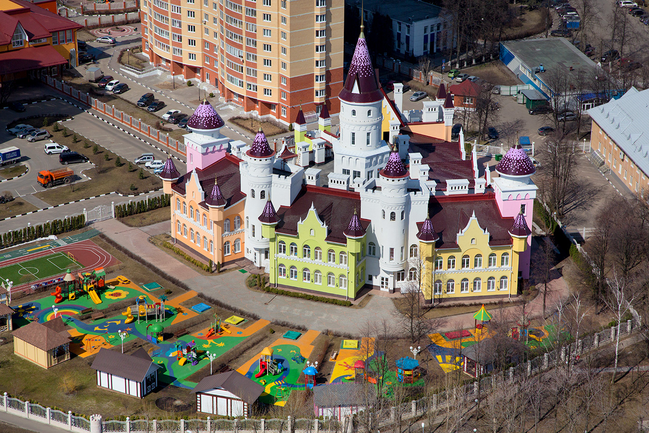 Вид на новый детский сад "Замок детства" в поселке Совхоз имени Ленина рядом с МКАД, Московская область