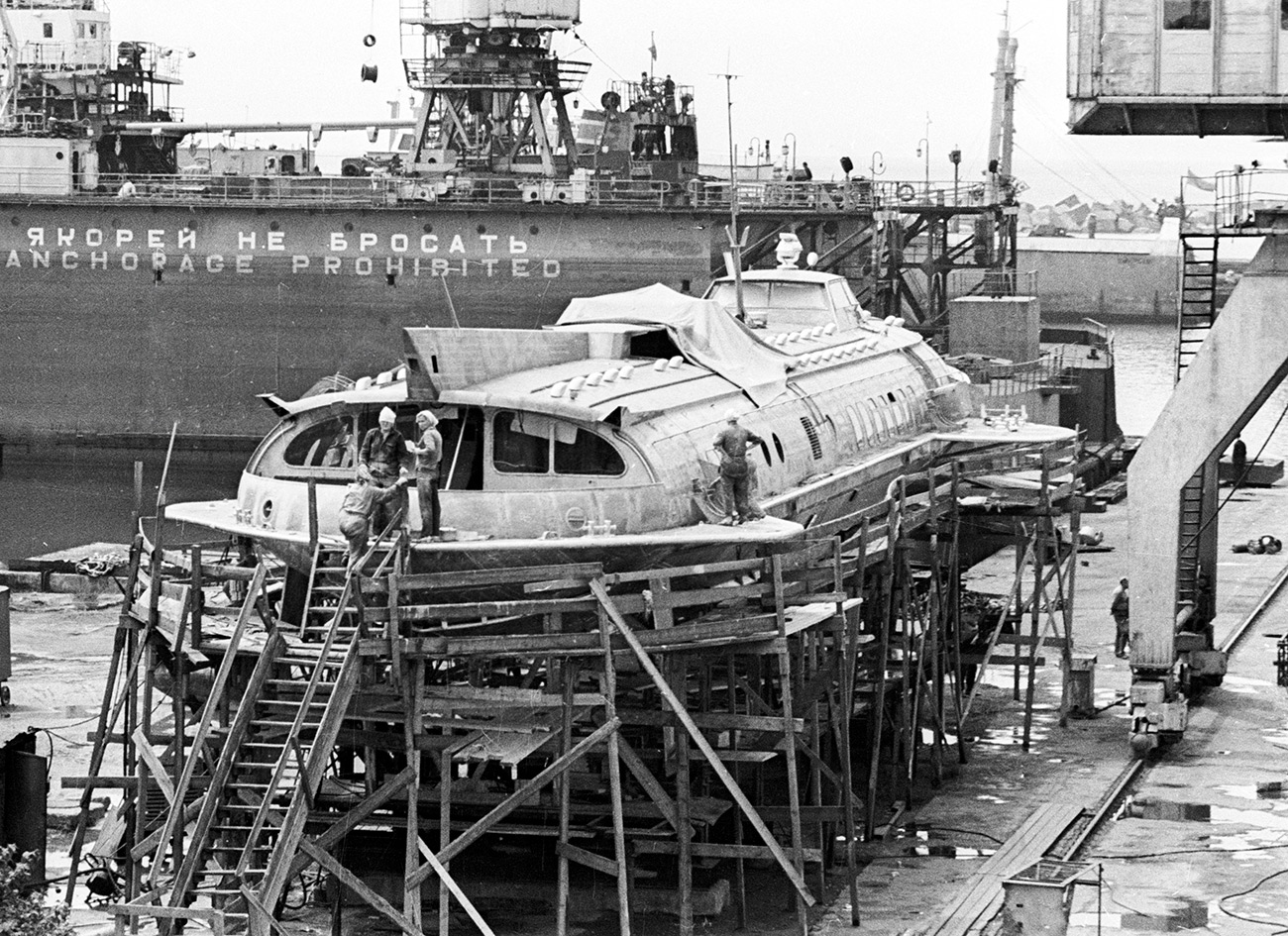 　これは旅客輸送を用途としたソ連初の水中翼船の一つ。「ラケータ（ロケット）」号が川の輸送用だった一方で、コメータ号は海洋の輸送用だった。