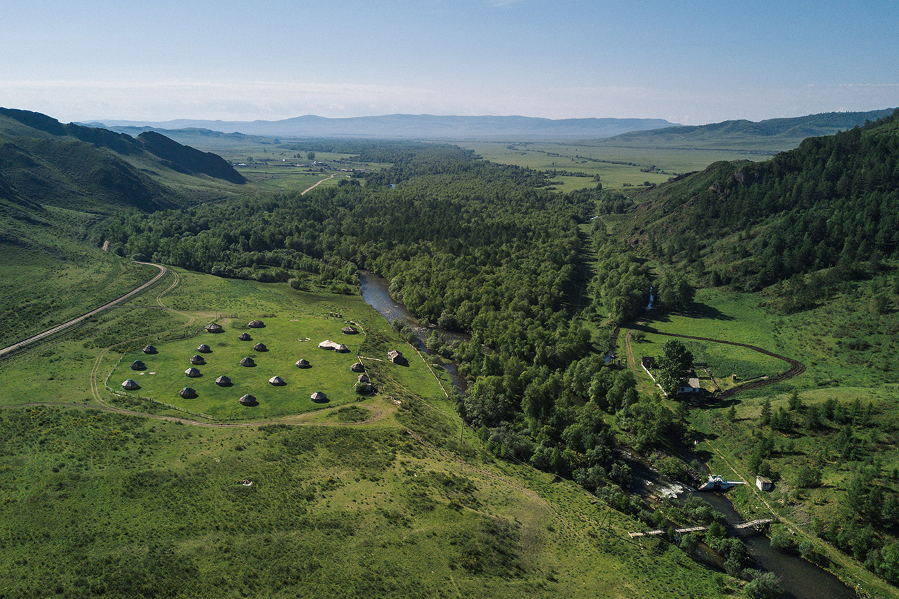 Notre destination, c’est une poignée de yourtes éparpillées dans une plaine entourée par les sommets de l'Alataou de Kouznetsk, une petite chaîne de montagnes au nord-ouest du Saïan occidental. Il s'agit en réalité du musée Khakasski Aal, où il est possible de passer la nuit dans l'un de ces habitats ancestraux. Au XIXee siècle, dans le Sud de la Sibérie, les grandes familles khakasses, peuple autochtone de bergers nomades, vivaient dans des structures similaires.