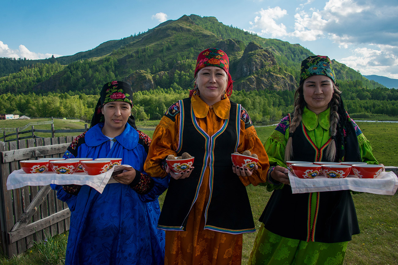 Les touristes y sont accueillis par des femmes portant des costumes traditionnels. Les Khakasses s'habillaient ainsi jusque dans les années 1950, après quoi ils ont finalement adopté le style vestimentaire européen. Aujourd'hui, ils portent leurs costumes à l'occasion des célébrations familiales et des fêtes nationales, telles que Toun Prayram, festival du premier ayran (boisson à base de yaourt et d'eau salée), et le Nouvel An khakasse, le Chyl Pazy.