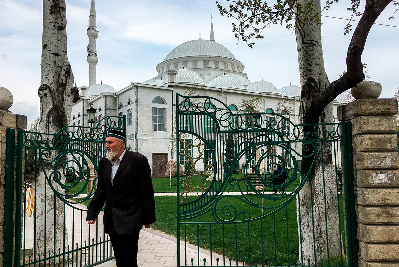 Glavna atrakcija v mestu pa je mlajša sestra modre džamije v Istanbulu – džamija Džuma, ki sprejme 16 tisoč vernikov. »V džamiji Džuma petkove molitve spremlja neskončna reka ljudi in velike prometne gneče. Istočasno je mesto kot nekakšen naravni rezervat, v katerem so se čudežno ohranili intelektualci v slogu Sovjetske zveze iz 80-ih,« pravi vodič in strokovnjak za kavkaško kulturo Vladimir Sevrinovski.