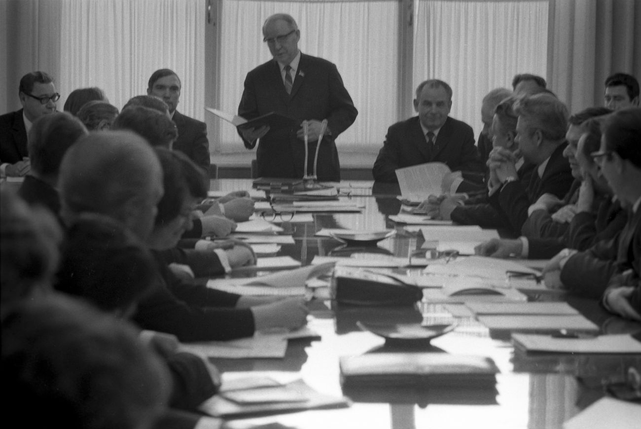 Ketua Komite Penyiaran Televisi dan Radio Negara Uni Soviet Sergey Lapin dalam sebuah rapat dengan manajemen televisi, 1973.