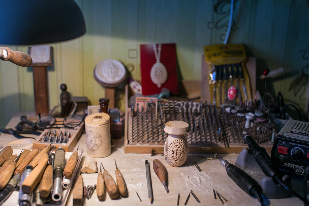 A bone carver pays attention to the synthesis of the materials. Bones and horn combine well with metal, wood, and pearl.