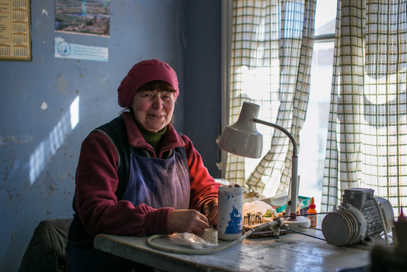 Mammoth and walrus tusks, and cachalot teeth are expensive and valued raw materials. Only those artisans who have large orders can afford to buy these materials. For mass production cow bones are usually used.