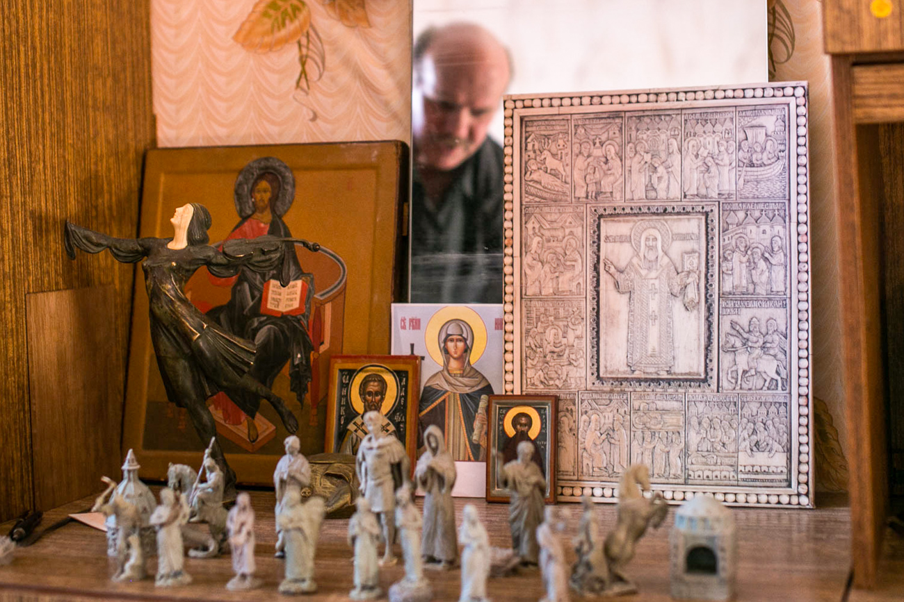 L’artisan Vladimir Minine a vécu à Moscou pendant de longues années. Il confectionnait des décorations pour les concerts de musique pop. Il a quitté la capitale, car il pense que l’art traditionnel de Kholmogory l’aide à mener une existence harmonieuse. 