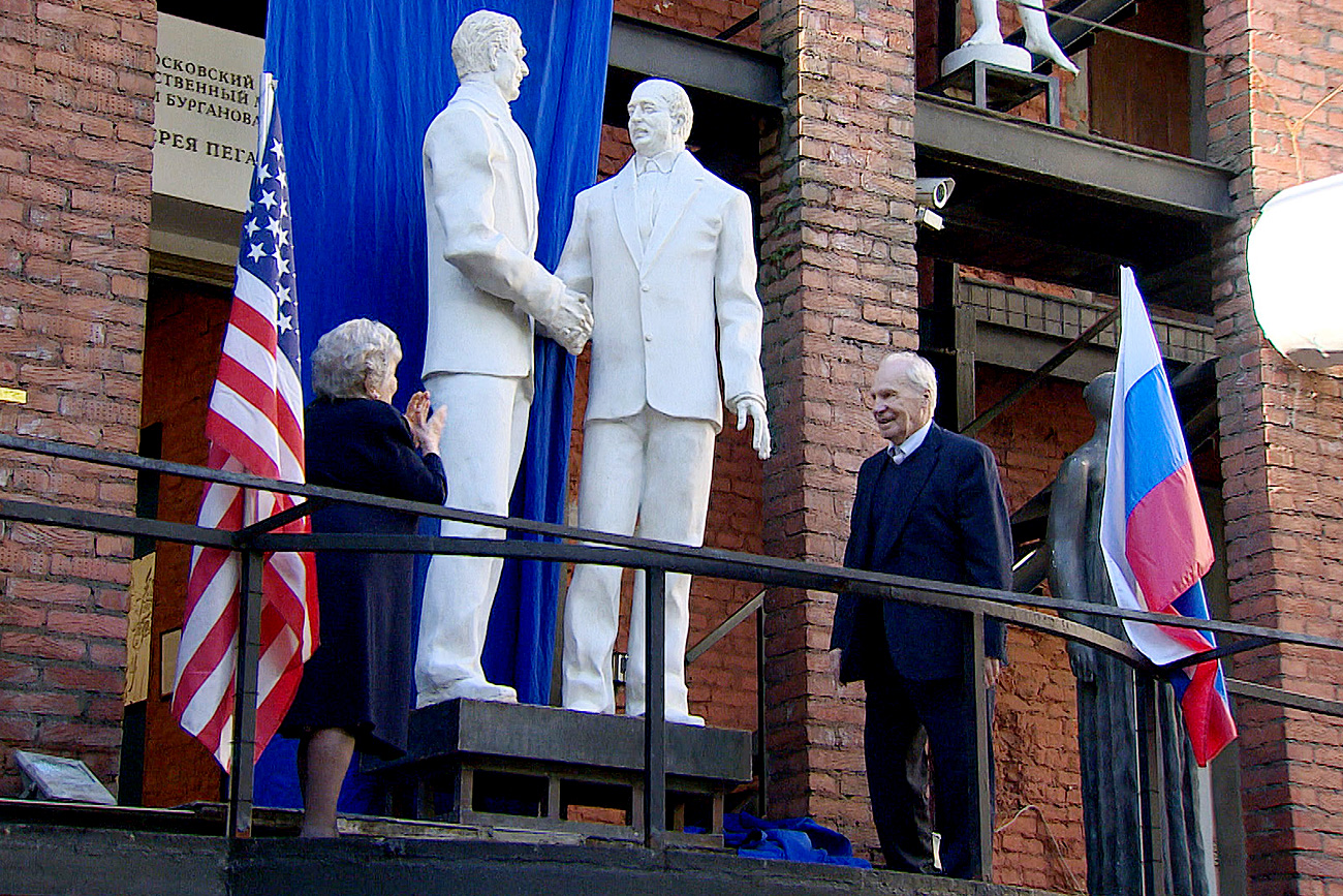 Gorbachev and Reagan sculpture unveiled in Moscow