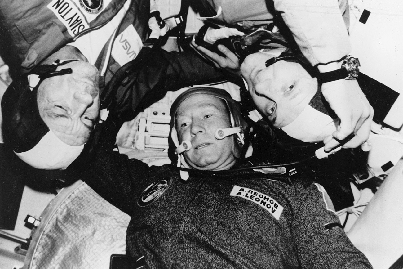 Cosmonauta Aleksêi Leonov entre os astronautas Donald Slayton e Thomas Stafford durante teste em módulo orbital