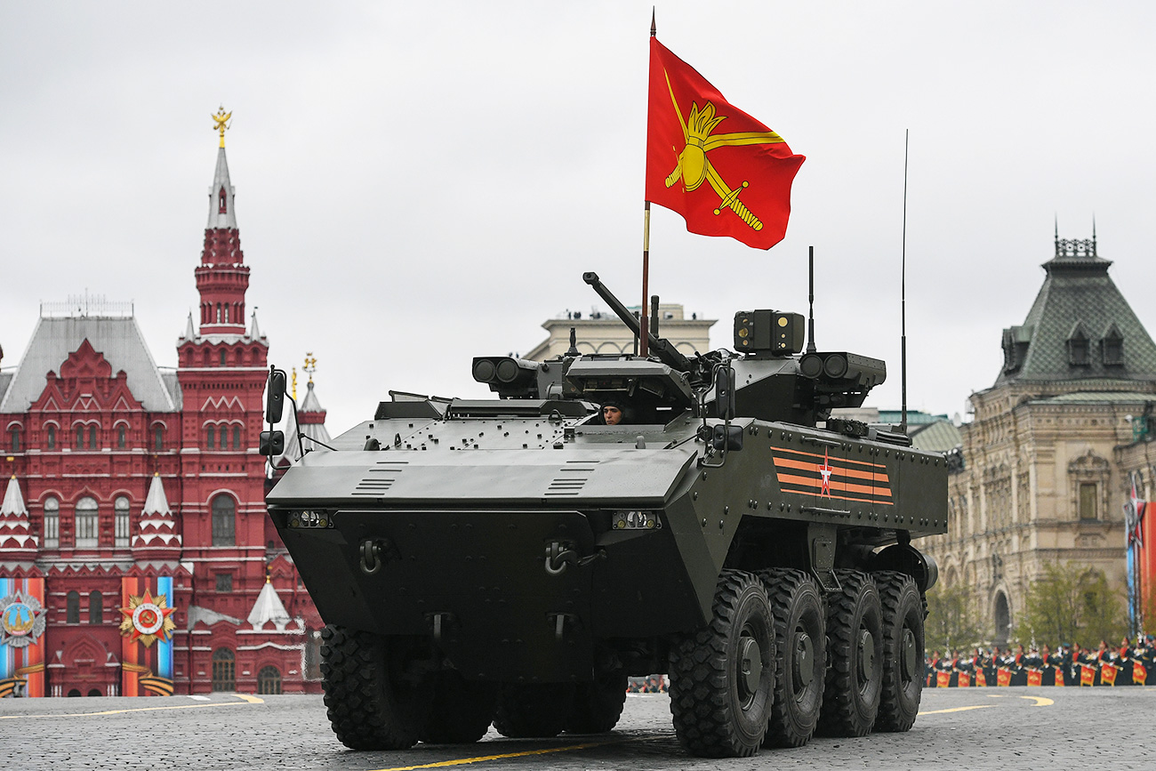 Sebuah kendaraan tempur infanteri yang dibuat berdasarkan sasis VPK-7829 Bumerang selama perayaan 72 tahun kemenangan dalam Perang Patriotik Raya di Lapangan Merah, Moskow, Rusia.