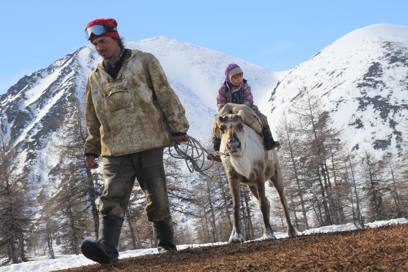 A parte questo, vivere in Yakutia è come vivere all’interno di una favola: i ragazzi vanno a scuola in sella a delle renne 