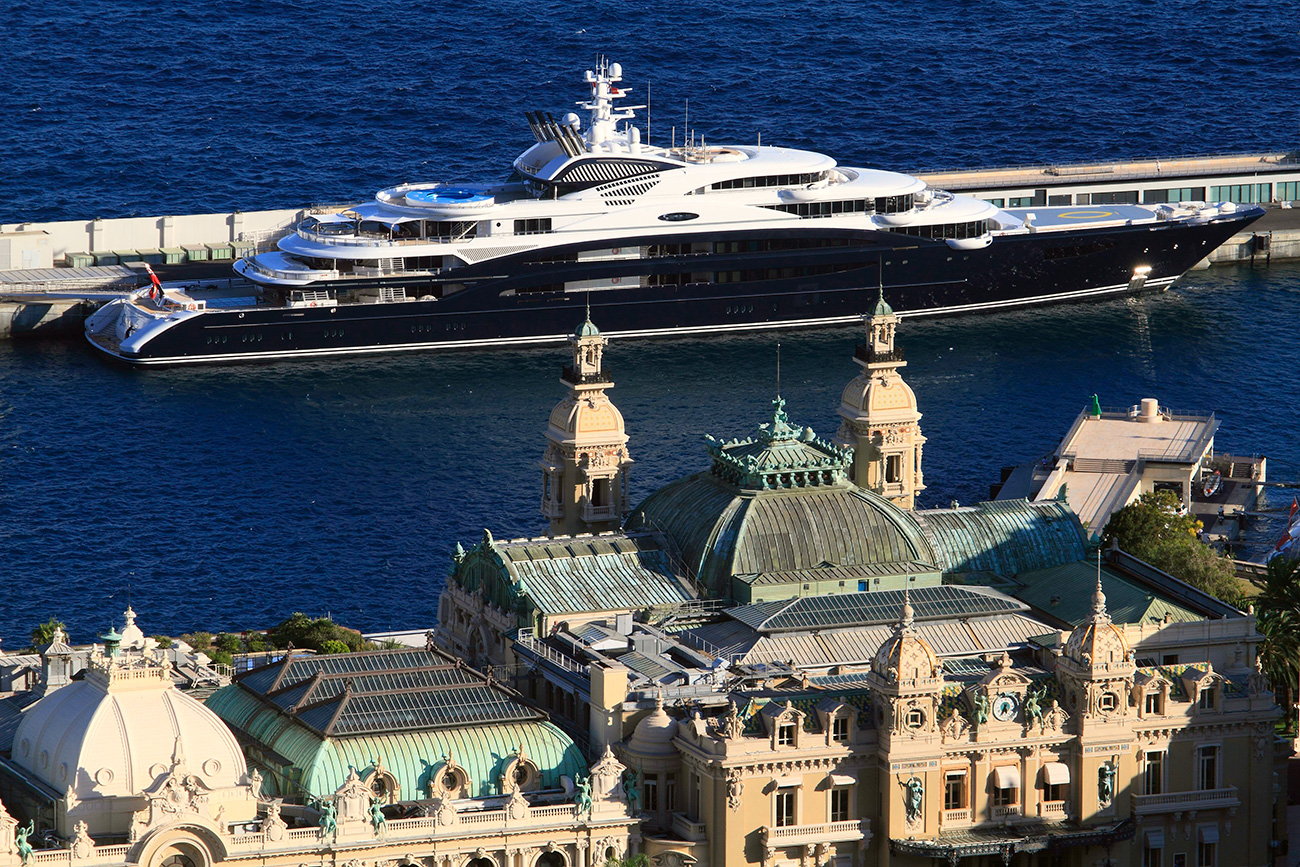 Mega-yacht luxueux de Youri Chefler, magnat russe de la vodka, en France.