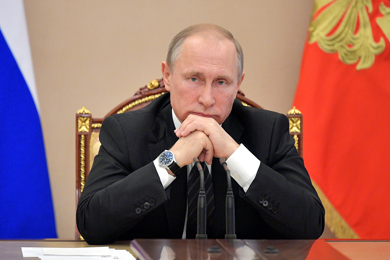 Претседателот на РФ Владимир Путин на состанок со членовите на владата на РФ.