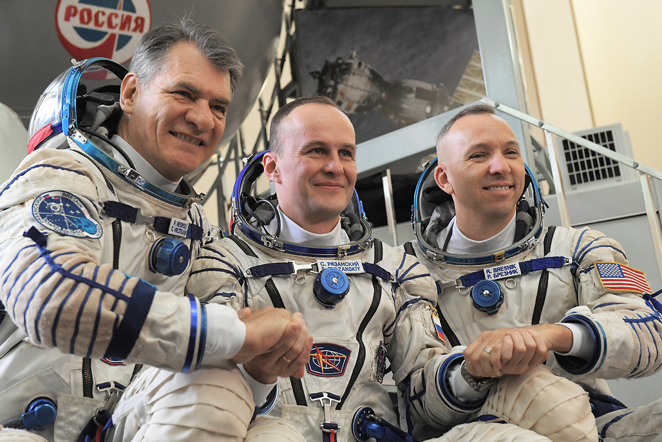 Членовите на екипажот на МВС-52/53 мисија:  астронаутот на Европската вселенска агенција Паоло Несполи (лево), космонаутот на „Роскосмос“ Сергеј Рјазањски и астронаутот на НАСА Ренди Бресник. 