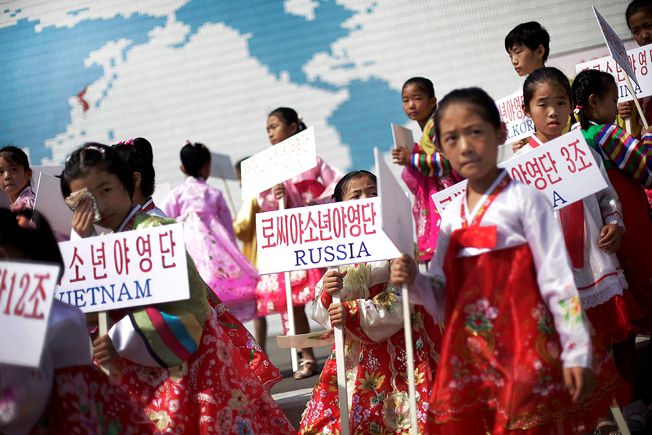 Crianças norte-coreanas durante uma cerimônia de abertura no Acampamento Infantil Internacional Songdowon 