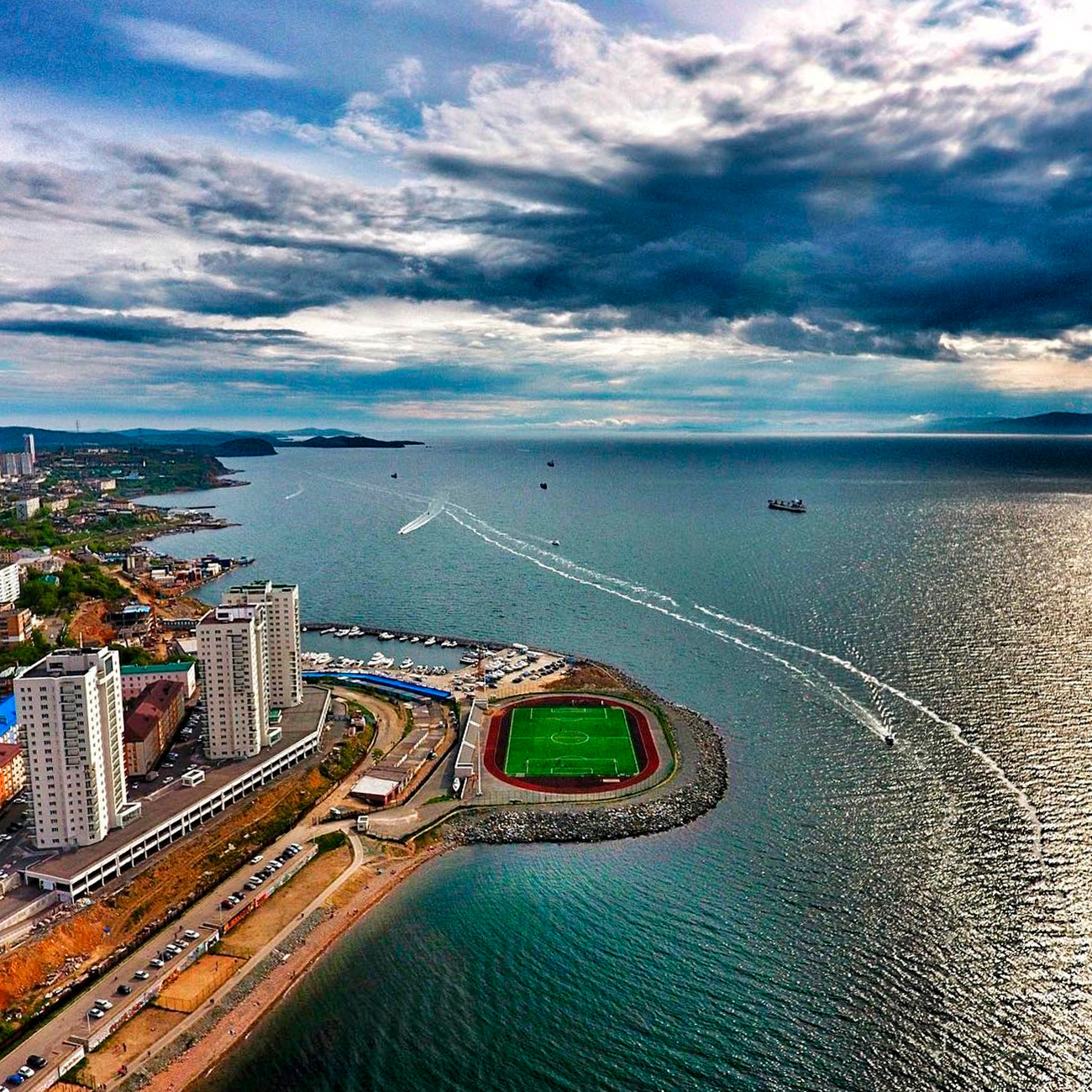 Gledajući iz ptičje perspektive, ivica Kuperovog rta gdje je stadion sagrađen podsjeća na zelenu točku koja razdvaja vodu Amurskog zaljeva od stambenih četvrti Vladivostoka. Novi stadion okružen je s tri strane vodom.