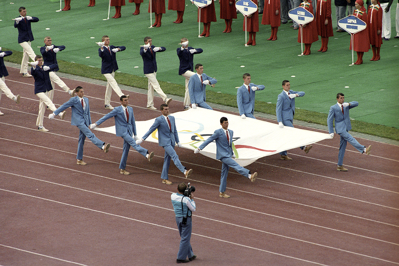 Bandeira dos Jogos Olímpicos é carregada durante a cerimônia de abertura das 22ª Olimpíadas, no estádio central Lênin, em 19 de julho de 1980