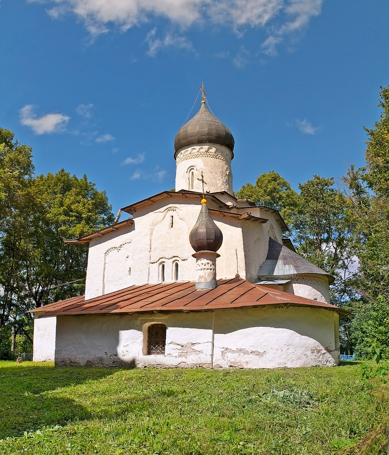 This year, the Grabar Center is busy raising funds for the restoration of another church in a bad condition - the Church of the Assumption of the Virgin in the village of Meletovo near Pskov. The church is in dire need of restoration. 