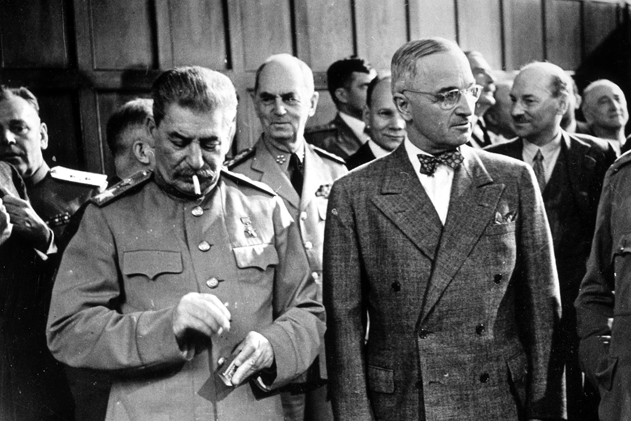 Fotografija sovjetskog fotografa Jevgenija Haldeja iz srpnja 1945. prikazuje sudionike konferencije u Potsdamu na kraju Drugog svjetskog rata. Slijeva: Josif Staljin (SSSR), Harry S.Truman (SAD) i Winston Churchill (Velika Britanija) u razgovoru s novinarima. / 