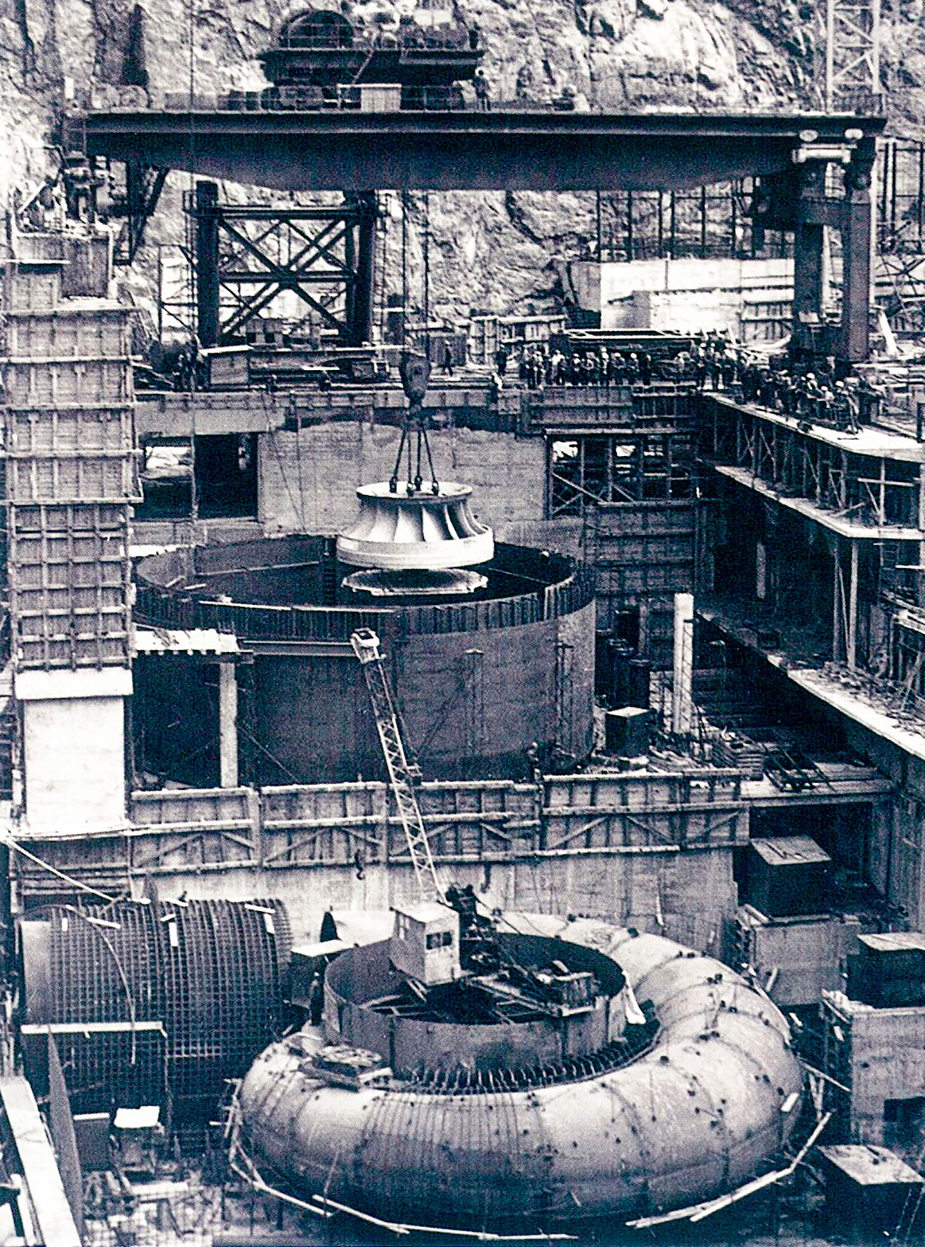 L’usine a toujours voulu être « la plus grande et la plus puissante ». En 1977, elle lança la fabrication de groupes hydrauliques et ses machines se répandirent rapidement à travers le monde.