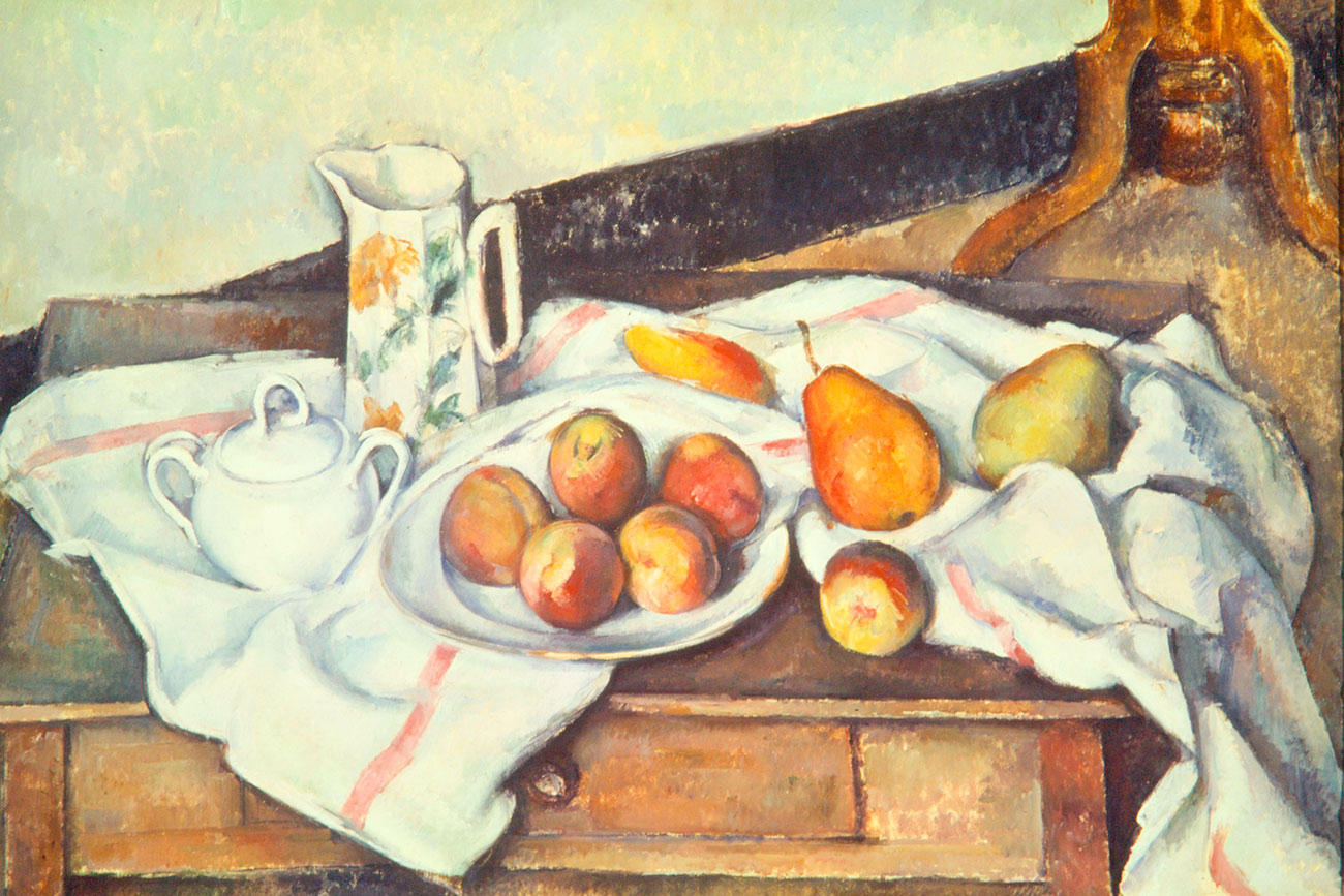 Des deux frères, c’est Mikhaïl qui fut le premier à développer une passion pour l’art. Il voyagea à travers l’Europe et l’Afrique et rapporta souvent des œuvres d’art européen en Russie, jetant ainsi les bases de sa collection. / Nature morte aux pêches et aux poires (1895) par Paul Cézanne.