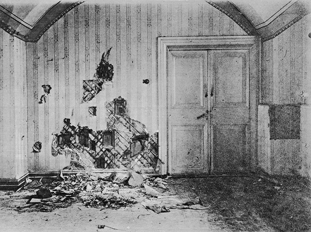 Room in the house of Ipatiev, Ekaterinburg, where the Russian royal family was brutally murdered. 1918