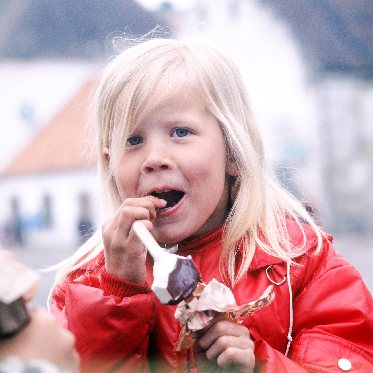 Fino alla fine degli anni Quaranta i gelati “Eskimo” (“eschimese”) erano prodotti a mano, e il bastoncino veniva servito a parte // Una bambina mangia un gelato. Isola di Saaremaa, Estonia (allora parte dell’Urss)