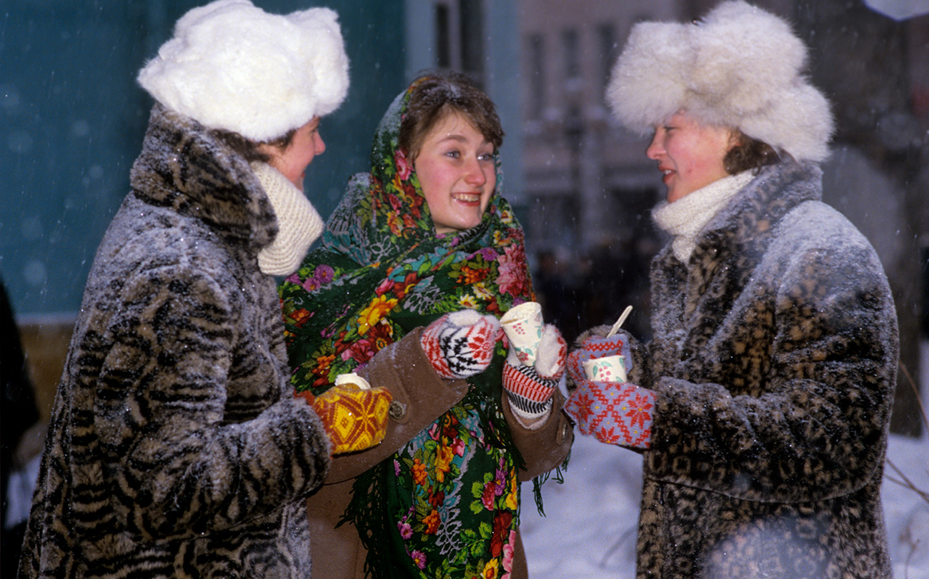 Il gelato sovietico seguì il destino dell’Urss. Dopo il crollo, negli anni Novanta, iniziarono a essere importati gelati confezionati di marche straniere, che non rispondevano ai severi standard di qualità precedenti // Ragazze mangiano dei gelati alla frutta, 1986