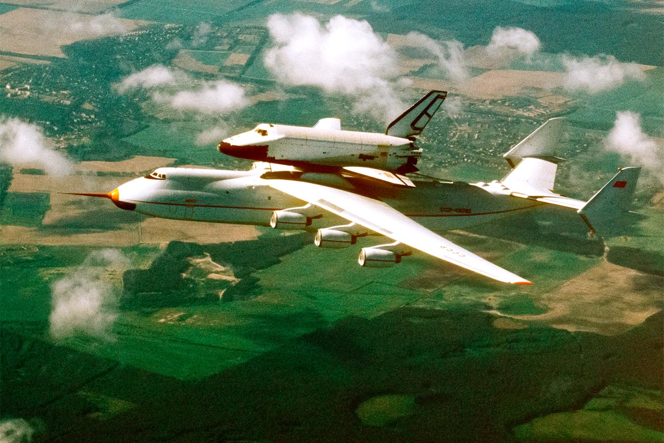 Ан-225 транспортира космическата совалка "Буран".