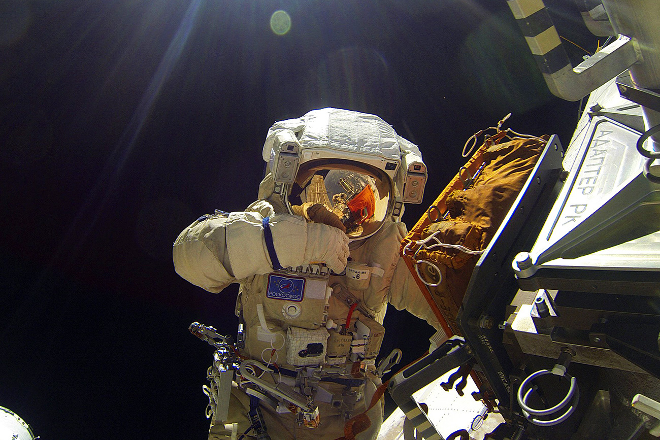 ロシアのセルゲイ・ヴォルコフ宇宙飛行士が宇宙遊泳をしている＝
