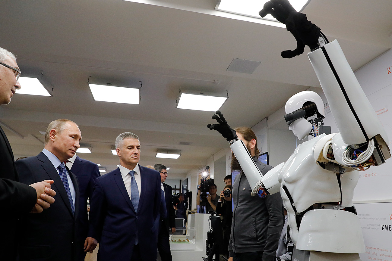 Ruski predsednik in guverner Karelije pred ruskim robotom, ki se ni izkazal za zelo spretnega.
