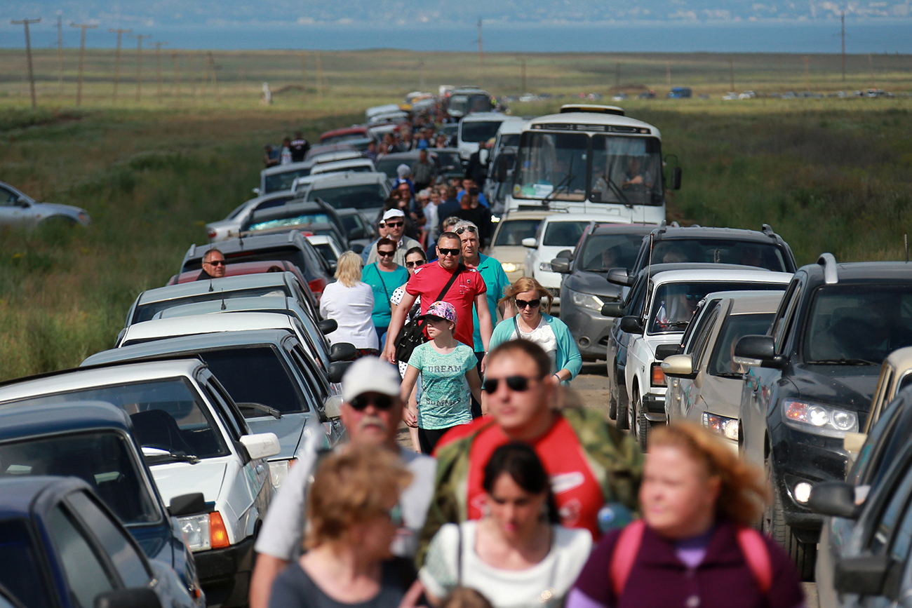 People attend the Crimean leg of the 2016 Aviadarts military aviation competition in the Chauda training ground of the Russian Aerospace Forces near Feodosia. 