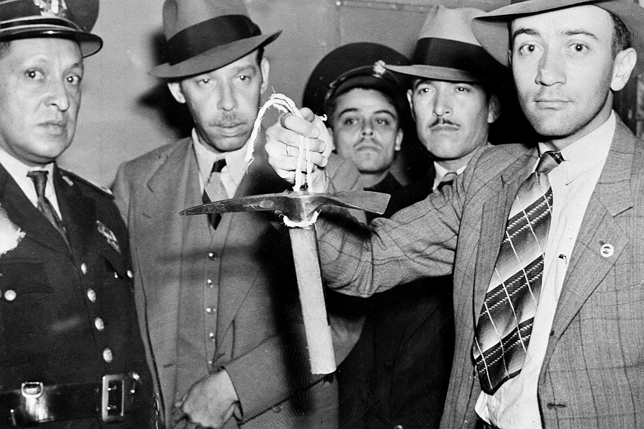 Мексичка полиција држи цепин за лед који је Рамон Меркадер користио 20. августа 1940. Меркадер, такође познат као Жак Морнар и Френк Џексон, био је „породични пријатељ” Троцког. Троцки је, пре него што је умро, рекао да је његову смрт наредио Стаљин. Извор: AP
