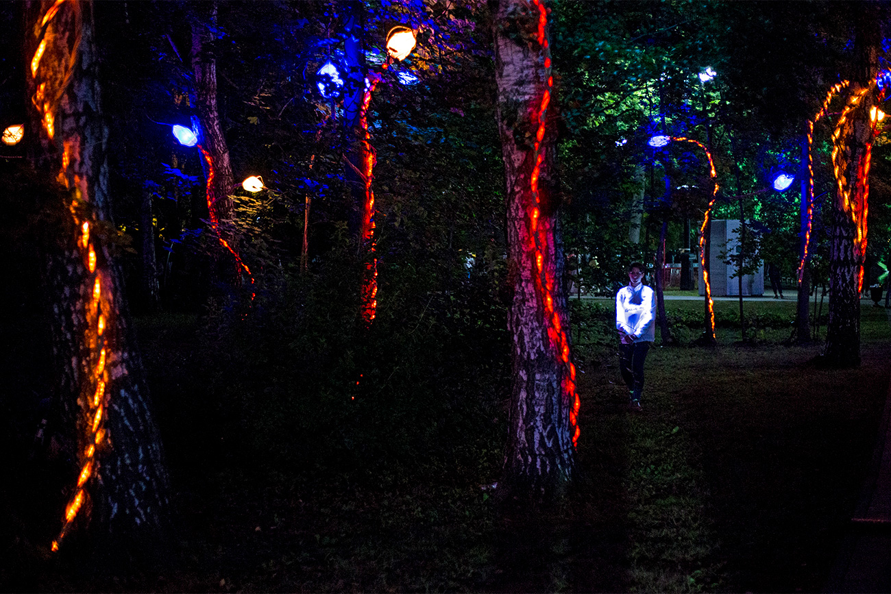 Com iluminação especial, o Parque Ostankino, nos arredores do famoso VDNKh, transformou-se em uma floresta mágica.