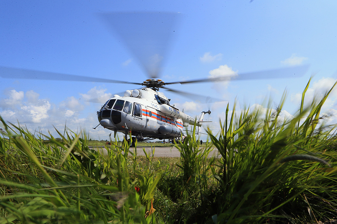Helikopter terpaksa menurunkan tim SAR di berbagai titik pencarian di seluruh hutan karena keluarga dan teman-teman Yana semakin khawatir terhadap keselamatannya.